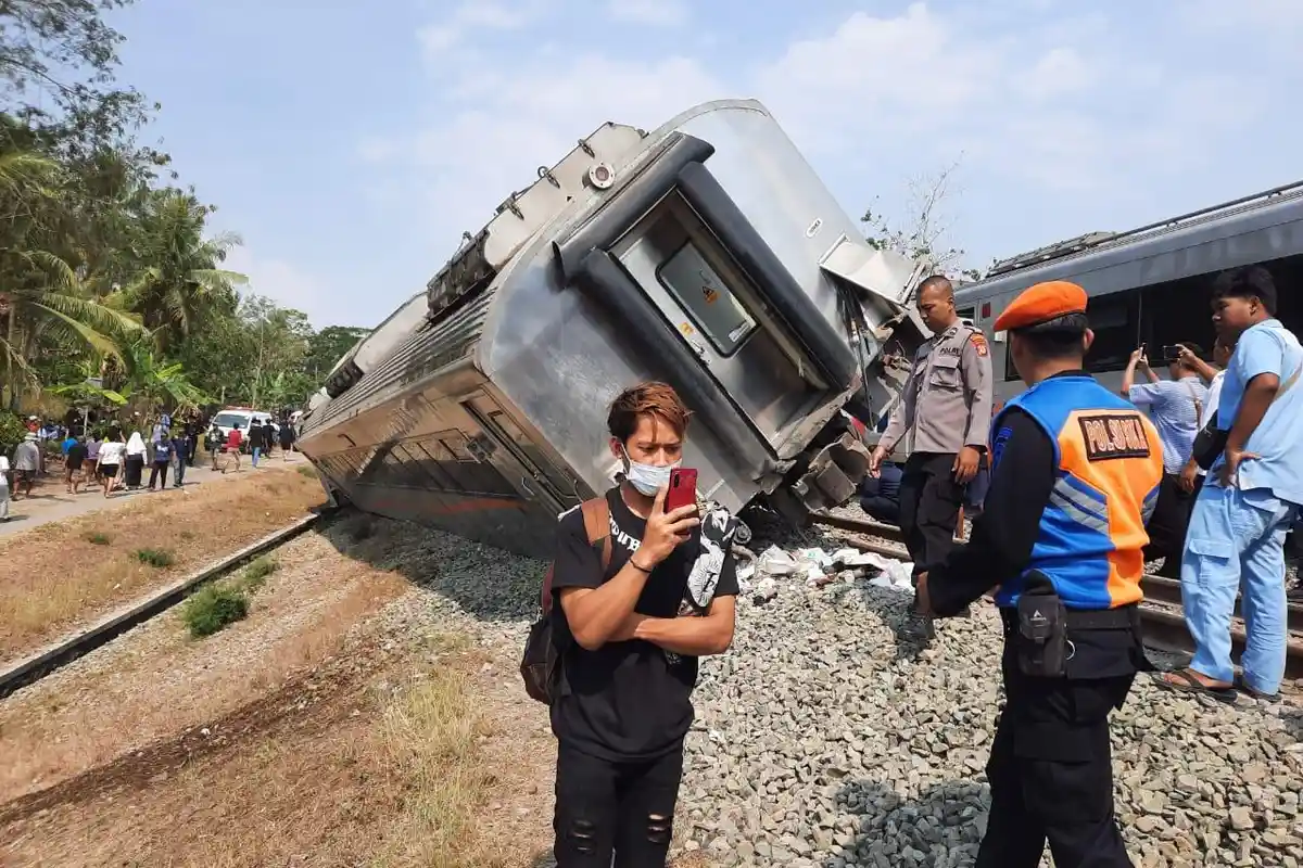 Update Kereta Api Anjlok di Sentolo: Satu Penumpang Dilaporkan Alami Patah Tulang