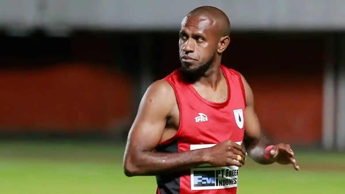 Pemain Persipura Boaz Solossa Minta Maaf seusai Lakukan Tekel Keras ke Bek PSM Makassar Aaron Evans