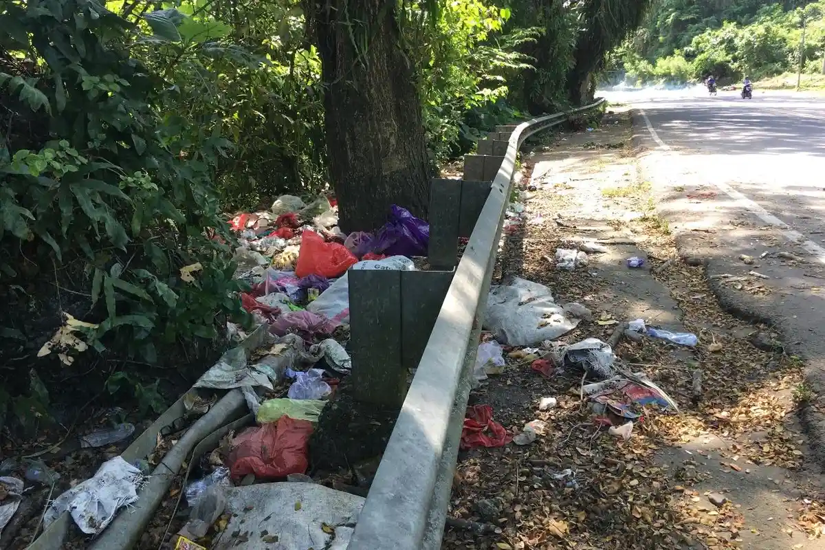 Sampah Hiasi Pinggir Jalan Gatot Subroto Mamuju, Kemasan Makanan hingga Popok Bekas
