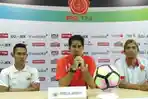 pelatih-persija-jakarta-stefano-cugurra-tengah-usai-laga-kontra-ps-tni-di-stadion-pakansari_20170609_104621.jpg