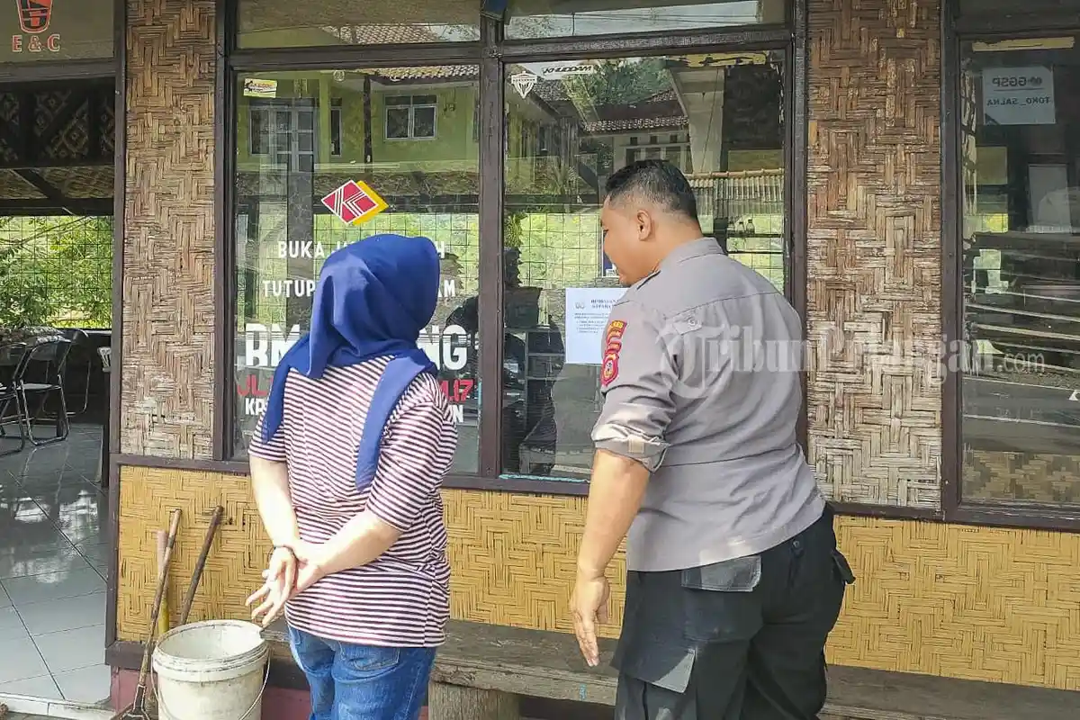 Rumah Makan di Tasikmalaya Dipasang Sticker Larangan Beroperasi Siang Hari saat Ramadan