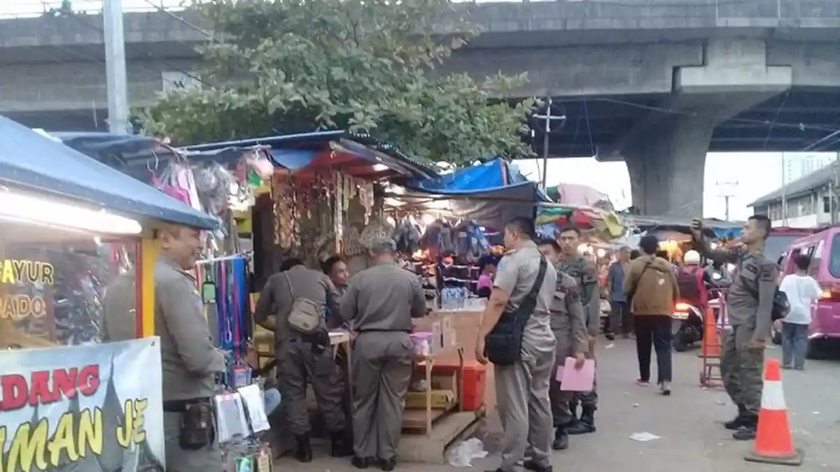 Satpol PP Bakal Tertibkan PKL di Bawah Jalan Layang Arif Rahman Hakim Depok