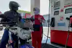 pengendara-motor-antre-mengisi-BBM-di-SPBU-Jalan-Langsep.jpg