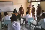 Kunci Jawaban Bahasa Inggris Tingkat Lanjut Kelas 11 Halaman 18, Activity 11