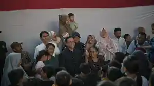 Anies-mengunjungi-warga-di-Jalan-Perumahan-Taman-Kota-Baru.jpg