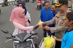 Polres-Alor-dan-GAMKI-bagi-takjil.jpg