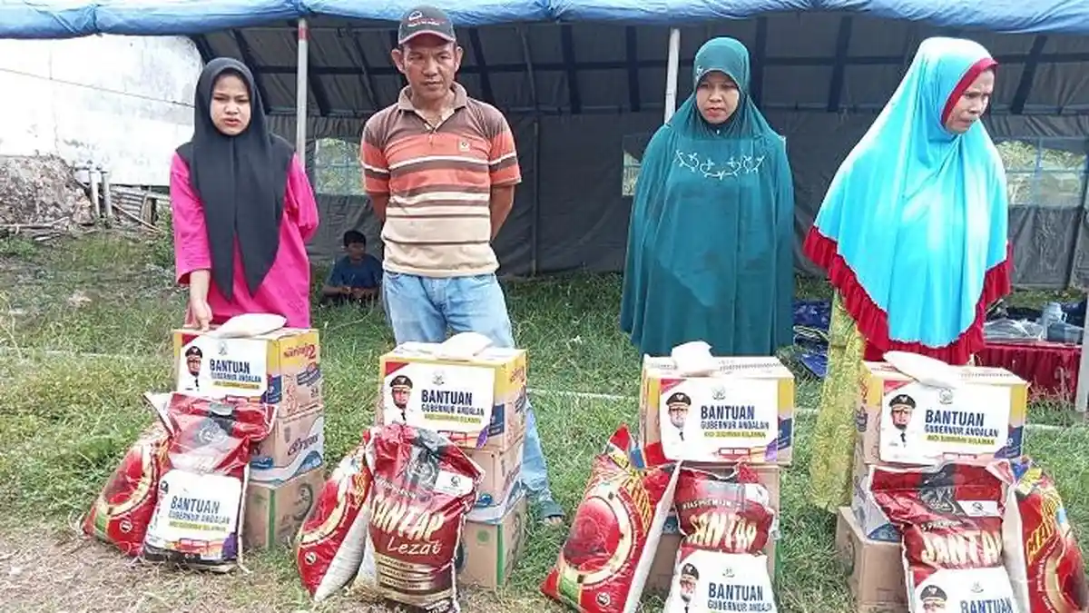 Gubernur Sulsel Bantu Korban Banjir dan Tanah Bergerak di Bulukumba