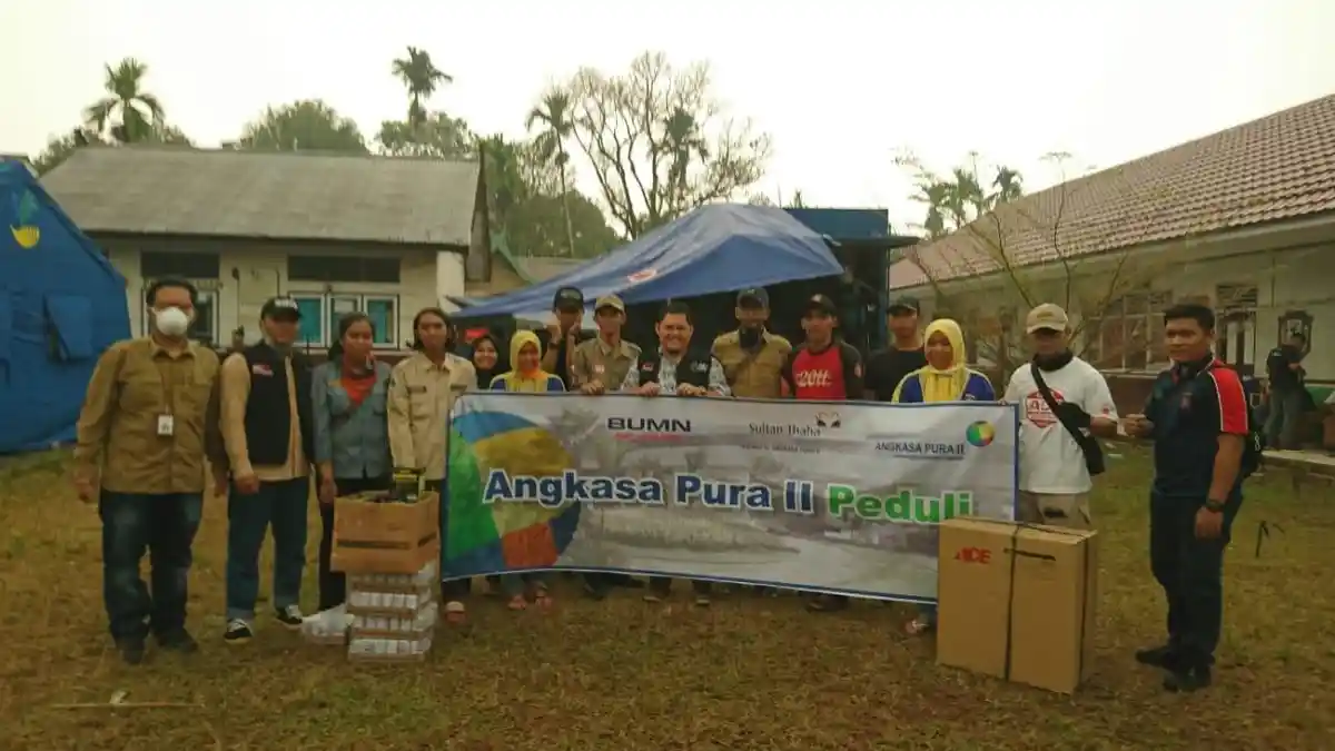 Cegah ISPA, AP II Bagikan Masker dan Obat ke Warga Sekitar Bandara