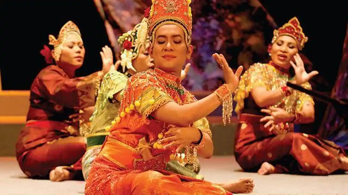 Dialek, Tarian dan Mitos dalam Mak Yong: Sebuah Simbol Keaslian Budaya Melayu