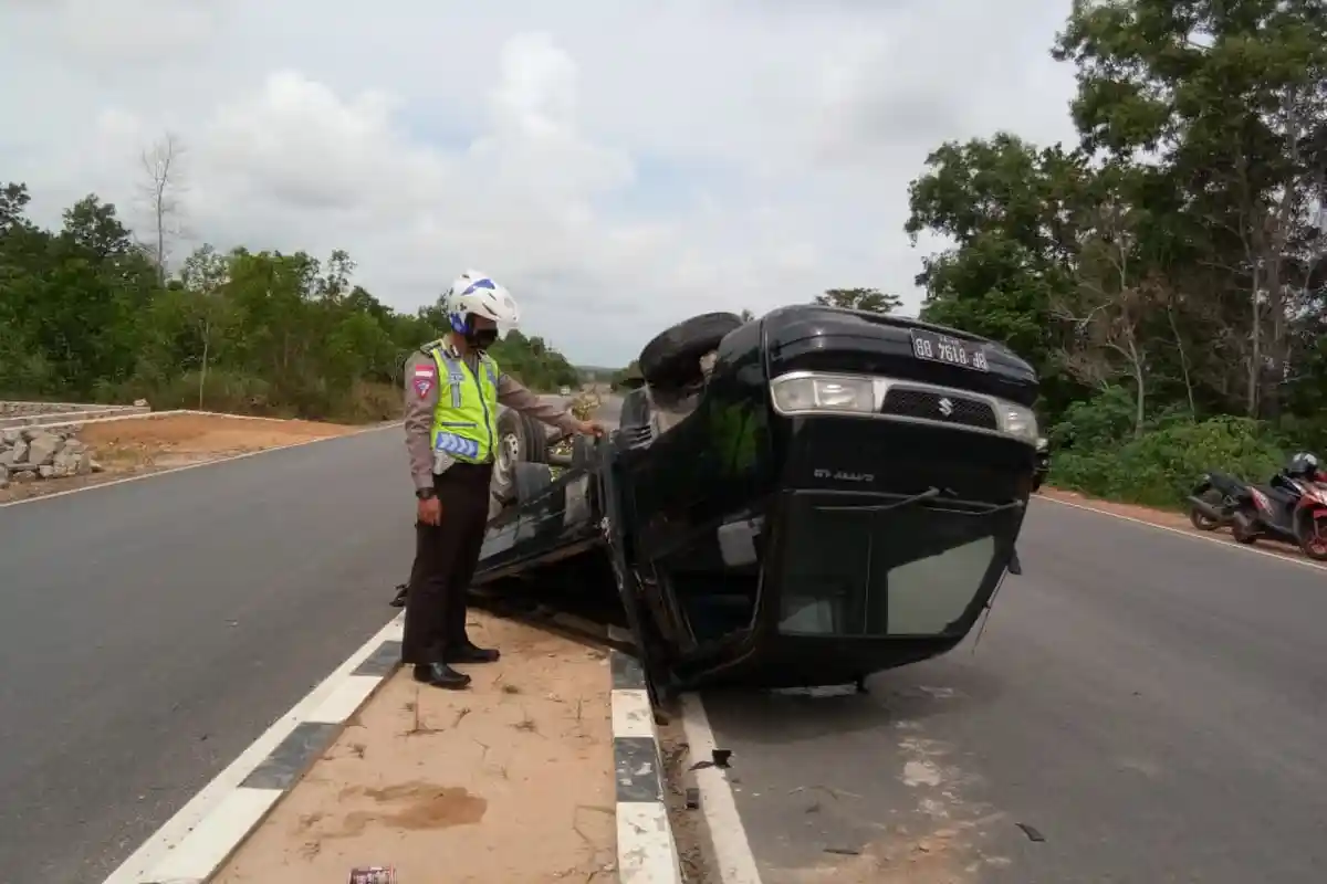 Pikap Oleng hingga Terbalik di Jalan Lintas Timur Bintan, Sopir Selamat, Ini Kata Polisi