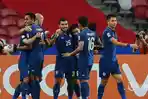 pemain-timnas-thailand-chanathip-songkrasin-kiri-melakukan-selebrasi-bersama-rekan-setimnya.jpg