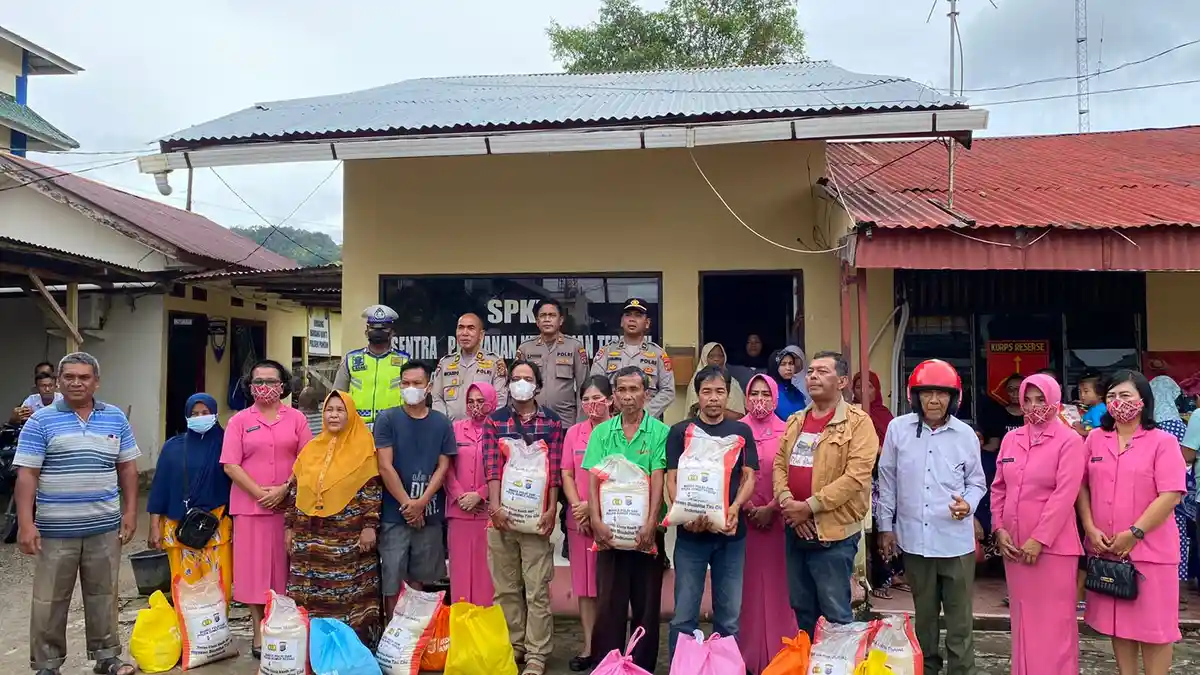 Polres Tapteng Bagikan Paket Sembako Kepada Masyarakat Layak Menerima