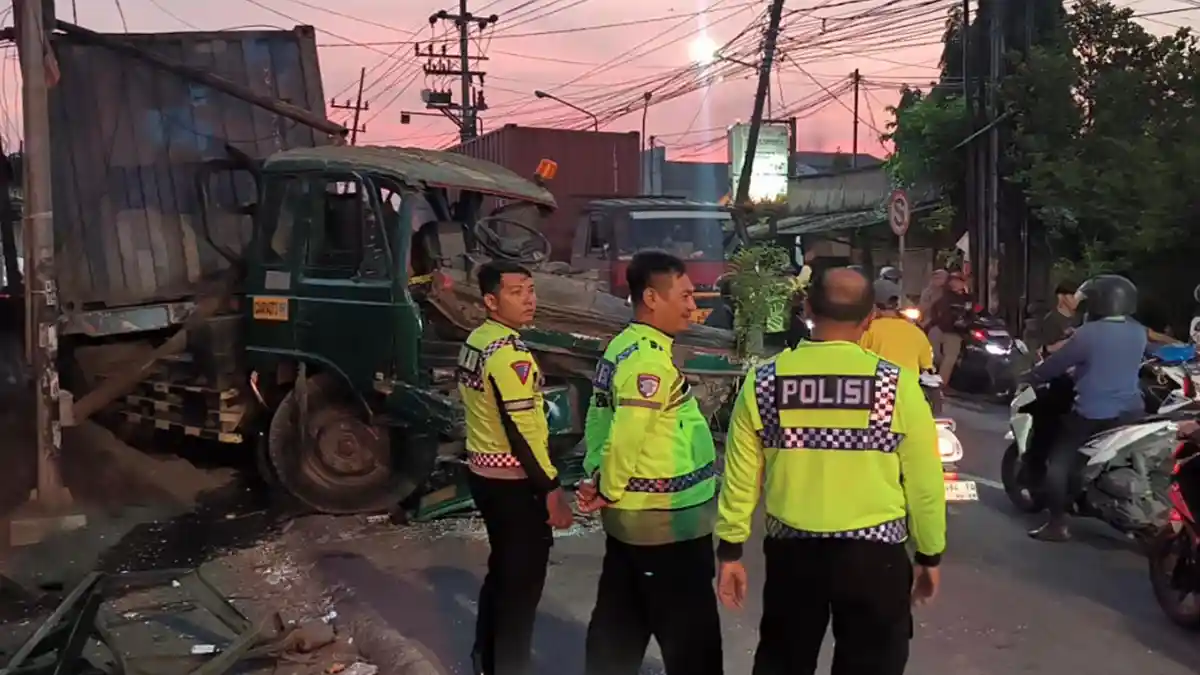 Kecelakaan Maut Truk Kontainer Ugal-Ugalan di Driyorejo Gresik, Tabrak Kendaraan Hingga Warung