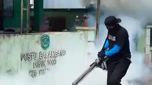Tim-Dinas-Kesehatan-Luwu-Timur-melakukan-fogging-eee.jpg