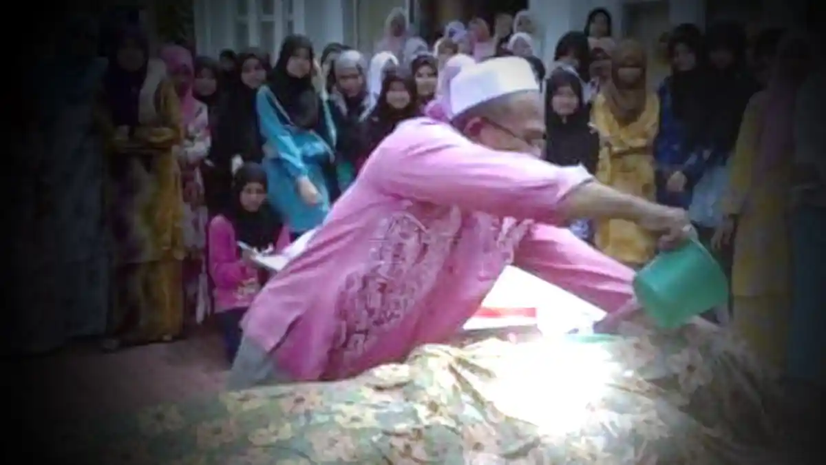 Mengapa Jenazah Harus Dimandikan Padahal akan Dikubur ke Dalam Tanah? Ternyata Beginilah Alasannya
