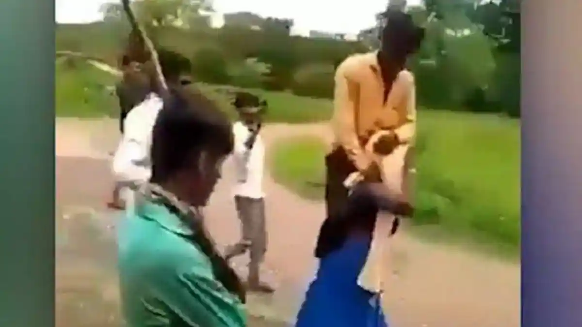 INI HUKUMAN Bagi Perempuan Tukang Selingkuh: Gendong Suami di Pundak Jika Berhenti Dipukuli Warga