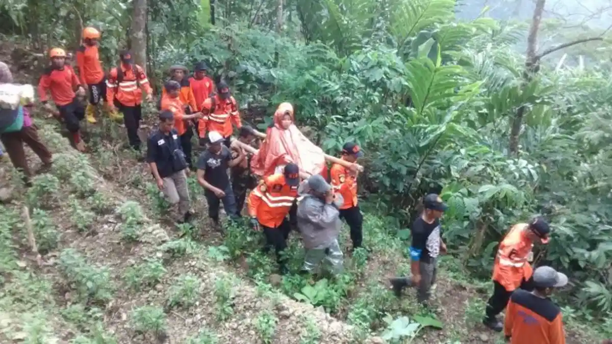 Ibu Hamil Korban Longsor Ditandu Sejauh 3 Km Menuju Desa Bantar