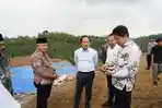 Menteri-LH-Hanif-Faisol-Nurofiq-dan-Bupati-Malang-Sanusi-meninjau-TPA-Talangagung.jpg