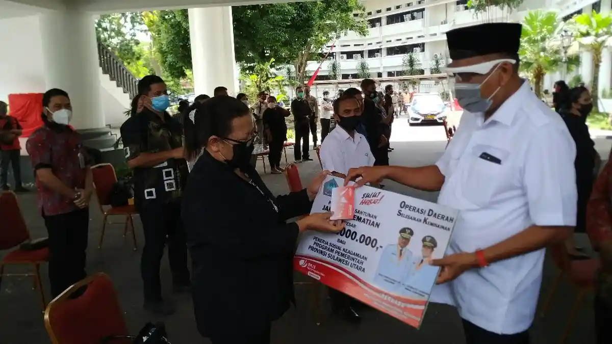 Gubernur Olly Serahkan Santunan Kematian Pekerja Sosial Keagamaan, Ahli Waris Terima Rp 42 juta