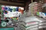 Stok-beras-ditumpuk-di-salah-satu-toko-di-Pusat-Pasar-Medan1.jpg