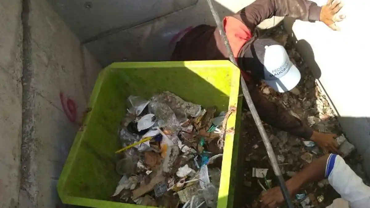 Petugas Bersihkan Lubang yang Menjadi Sarang Sampah di Kawasan Malioboro