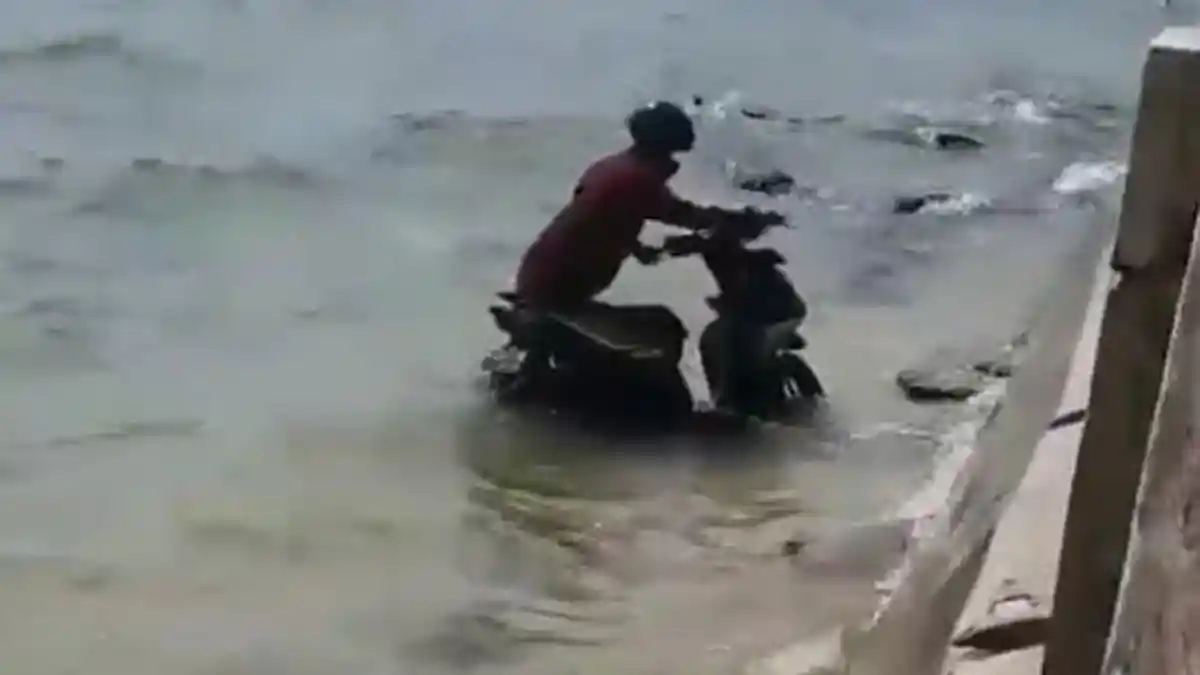 Pemotor Nyemplung Pantai Jepara, Videonya Angkat Motor Sendiri Viral
