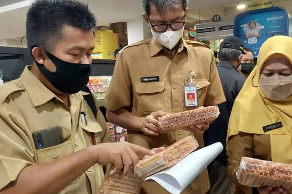 Sidak Mamin Jelang Lebaran, Pemkot Probolinggo Temukan Produk Kemasan Rusak yang Masih Dijual
