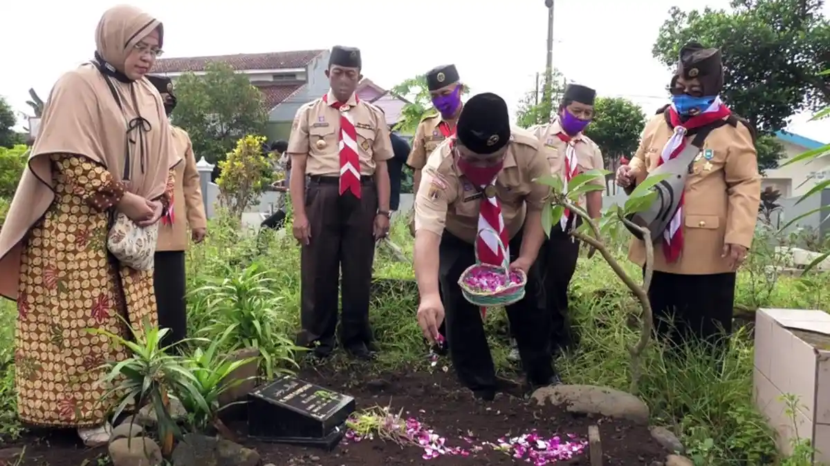 Keluarga Almarhum Terharu, Pengurus Kwarcab Banyumas Berziarah dan Doakan Para Pendahulu Mereka