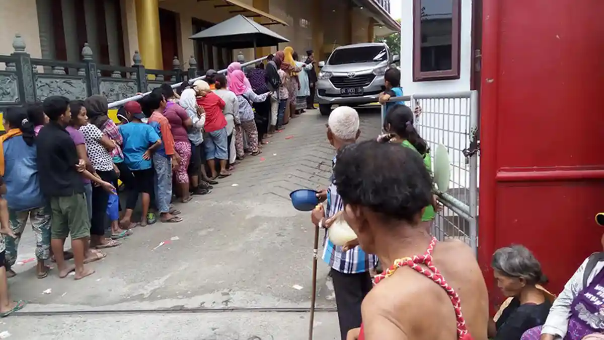 Pengemis Antre Tunggu Angpao di Pintu Keluar Wihara Setia Budi Medan