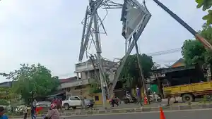 Tiang-baliho-yang-berada-di-Jalan-Lintas-MedanBanda-Aceh-Kota-Lhokseumawe-tiba-tiba-patah.jpg