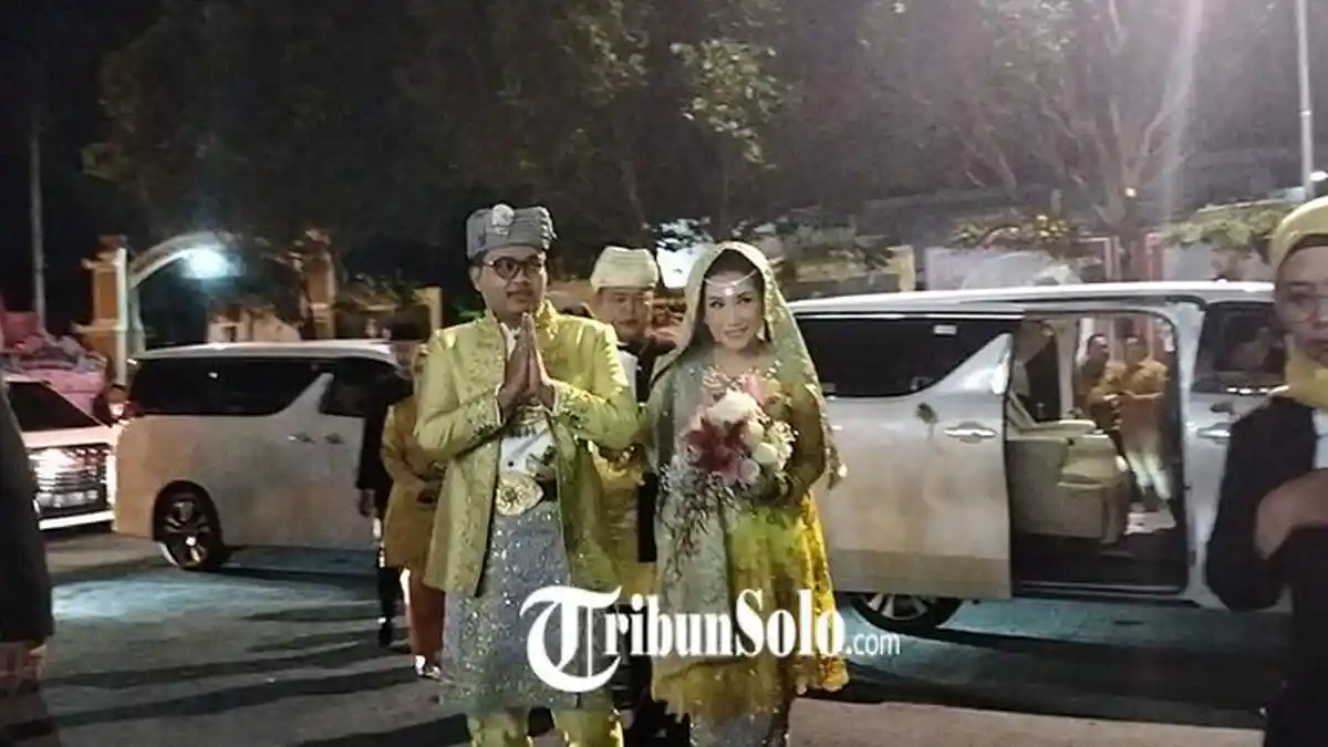 Menawannya Menantu Bupati Karanganyar Putri Rifqi di Sesi Dua Ngunduh Mantu : Riasan Flawless Glam