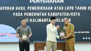 Penyerahan-Opini-WTP-oleh-Ketua-BPK-RI-Perwakilan-Kalsel-kepada-Bupati-HSU.jpg
