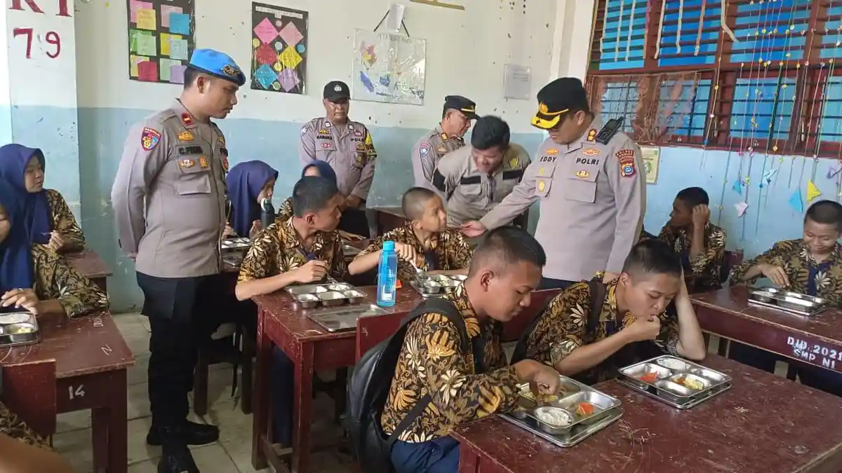 Kapolres Sibolga Tinjau Langsung Pelaksanaan Program Makanan Bergizi Gratis di SD dan SMP
