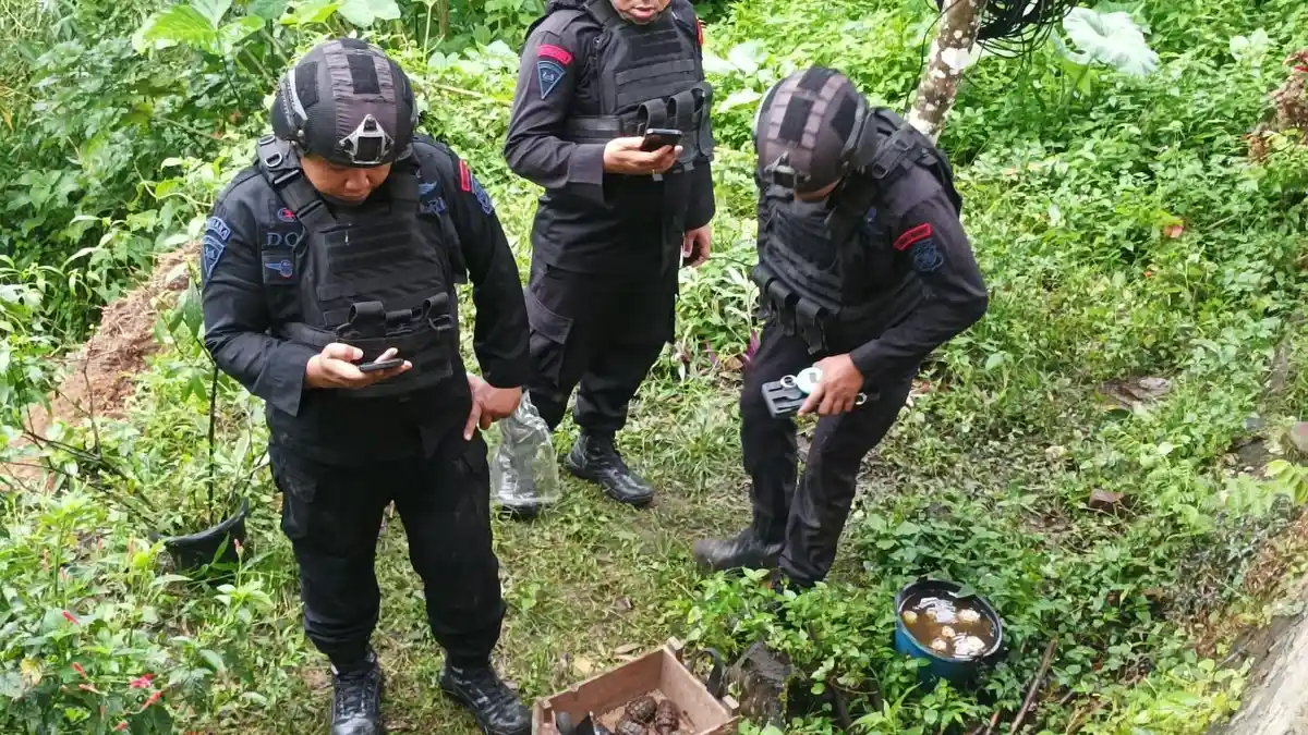 Bersih-Bersih Jalan Setapak, Warga Temukan 9 Unit Granat Aktif dan 1 Kotak Amunisi Di Padang Panjang