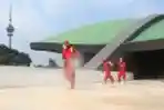 Petugas Gulkarmat DKI Semprot Disinfektan Gedung DPR/MPR RI