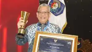 Direktur-Utama-bank-bjb-Yuddy-Renaldi-menerima-langsung-penghargaan-BUMD-Awards-2023.jpg
