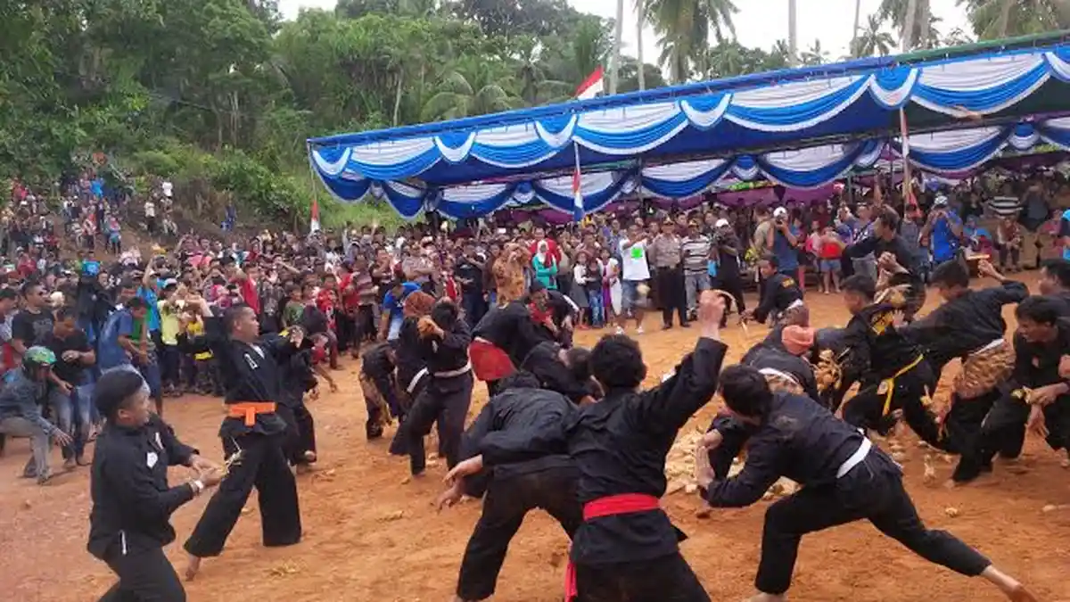85 Personil Gabungan Amankan Pesta Adat Perang Ketupat
