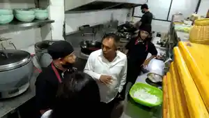 Bupati-Mabar-Cek-Dapur-Restoran.jpg