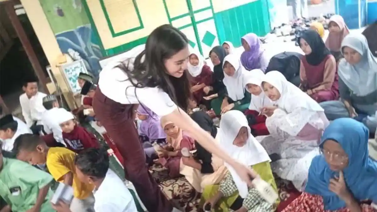 Konsen pada Dunia Anak, Model Karen Nijsen Mengajar Bahasa Asing hingga Dukung Program MBG
