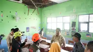 Bupati-Sidoarjo-Subandi-bersama-beberapa-pejabatnya.jpg