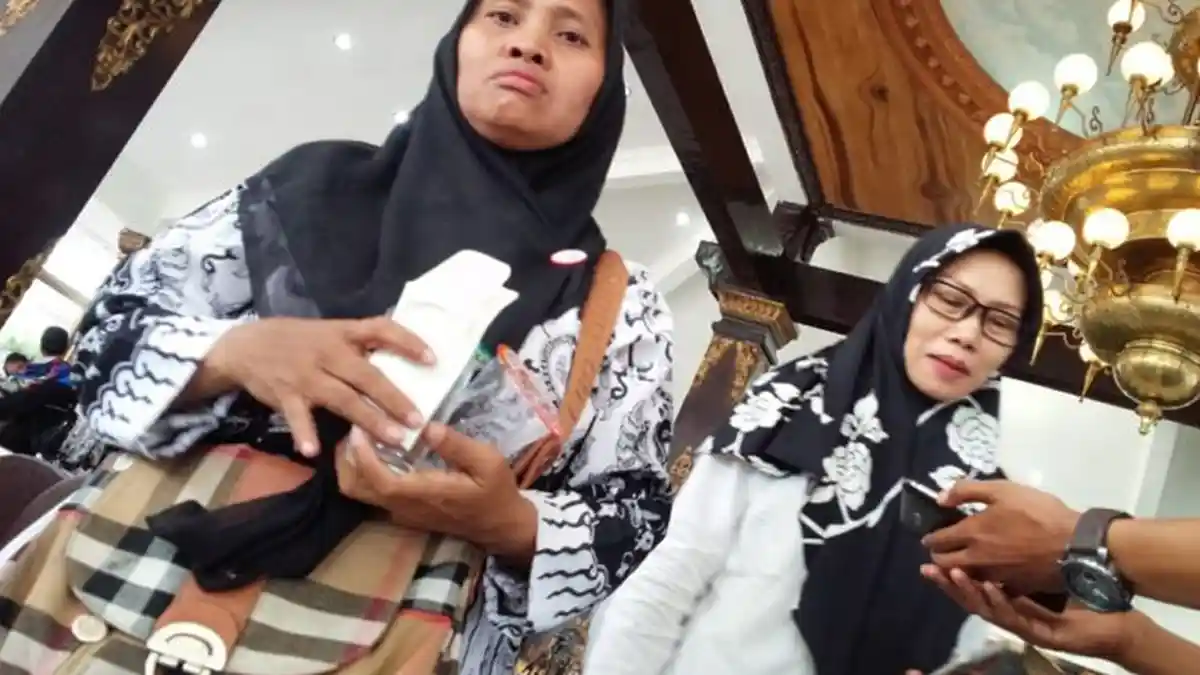 Kisah Samiyati, Guru Honorer yang Tak Mampu Beli Sepatu