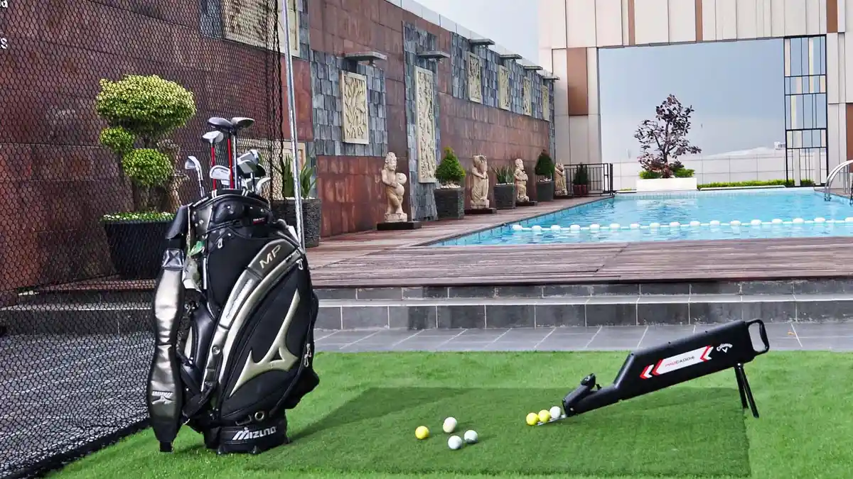 Wow ! ! Main Golf di Hotel Gumaya Bisa Sambil Lihat Pemandangan Kota Semarang
