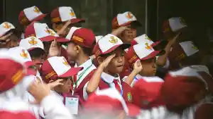 Siswa-baru-mengikuti-upacara-bendera-saat-hari-pertama-masuk-sekolah-2025-2026-kota-malang.jpg
