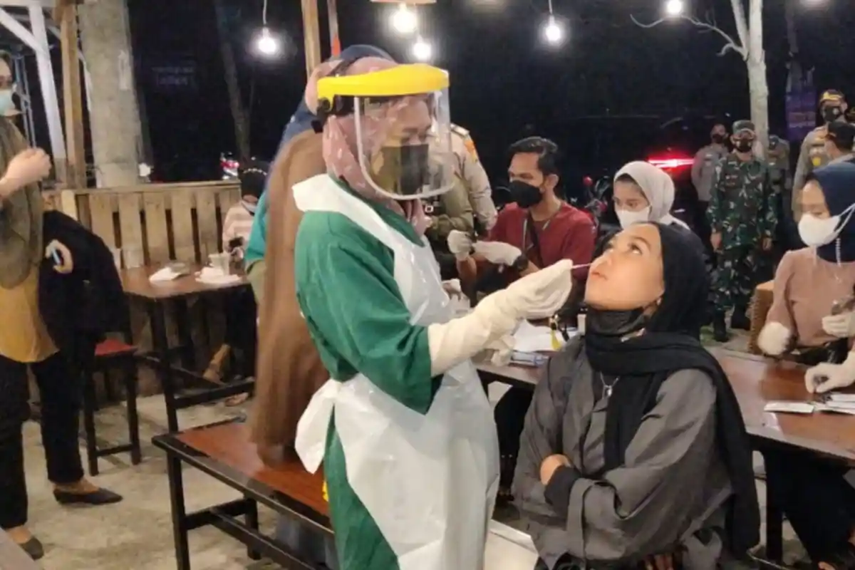 4 Orang Reaktif Dibawa ke Asrama Haji,3 Tempat Usaha Disegel di Hari Pertama PPKM Level 4 Pekanbaru