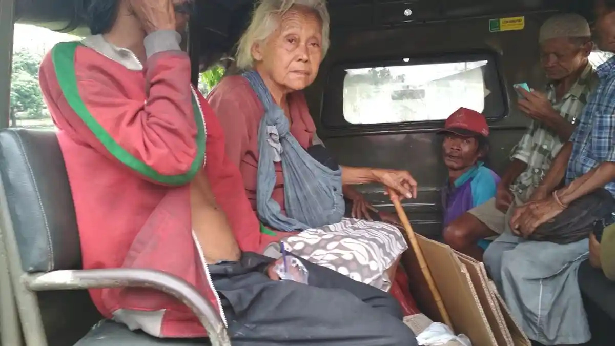 Pengemis Ini Tiba-tiba Menelepon Seseorang Begitu Diangkut Mobil Satpol PP