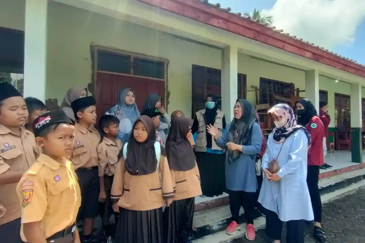 JEMPUT BOLA, Inilah yang Dilakukan Petugas Kesehatan di Pangandaran Keliling Pelosok Desa Cegah DBD