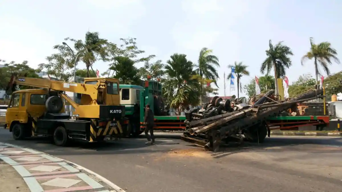 Mobil Derek Bantu Angkat Mesin yang Jatuh di Jalan Raya