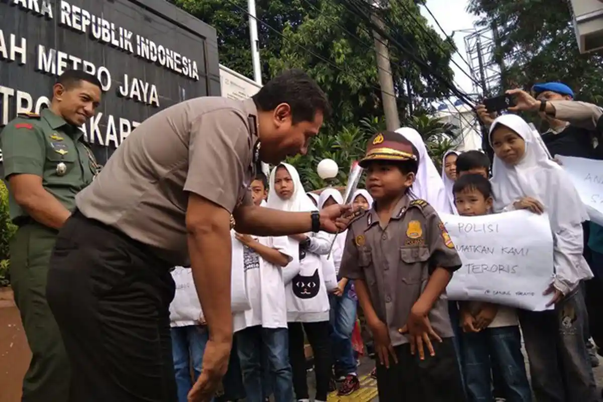 Sadis! Krishna Murti Unggah Video ISIS Pasang Bom Bunuh Diri di Perut Anak Kecil Ini