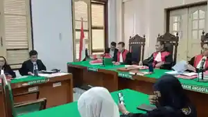 Terdakwa-kurir-sabu-asal-Riau-saat-mengikuti-persidangan-di-Pengadilan-Negeri-Medan.jpg