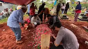Ibu-dan-Anak-di-Ciputat-Dimakamkan-Satu-Liang-Lahad.jpg